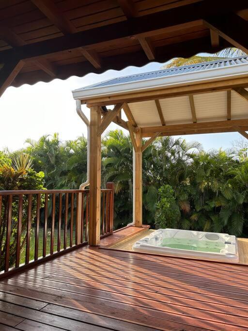 Willa Bungalow Avec Jacuzzi Privatif Sainte-Rose Zewnętrze zdjęcie