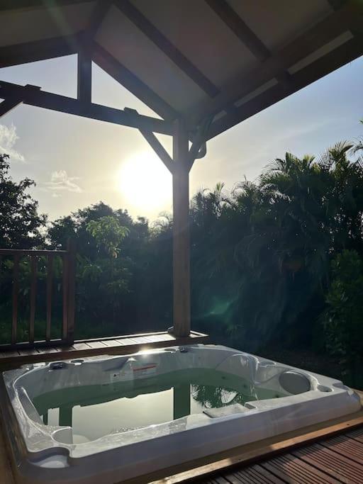 Willa Bungalow Avec Jacuzzi Privatif Sainte-Rose Zewnętrze zdjęcie