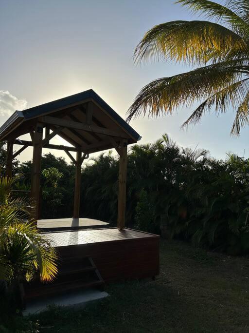 Willa Bungalow Avec Jacuzzi Privatif Sainte-Rose Zewnętrze zdjęcie
