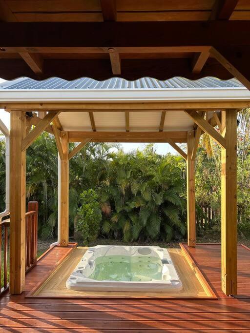 Willa Bungalow Avec Jacuzzi Privatif Sainte-Rose Zewnętrze zdjęcie
