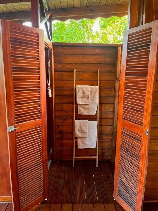 Willa Bungalow Avec Jacuzzi Privatif Sainte-Rose Zewnętrze zdjęcie